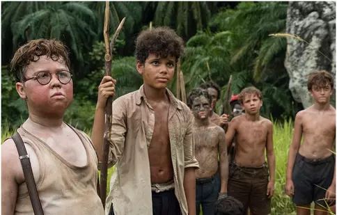 „Împăratul muștelor” revine pe ecrane! Noua ecranizare a capodoperei lui William Golding promite o incursiune brutală în natura umană