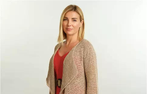 Povestea nespusă a lui Özge Özberk, vedeta din „O nouă șansă”. Actrița este scriitoare și din nou studentă la 49 de ani