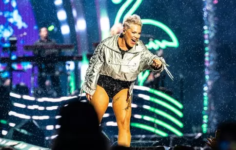 Pink rupe tăcerea după 20 de ani de căsnicie: „Am fost informată că sunt separată de soțul meu”. Artista, reacție dură după ce s-a scris că s-a despărțit de Carey Hart