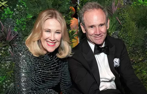 Catherine O’Hara și Bo Welch: 35 de ani de iubire discretă în spatele luminilor Hollywoodului. Tim Burton i-a adus împreună