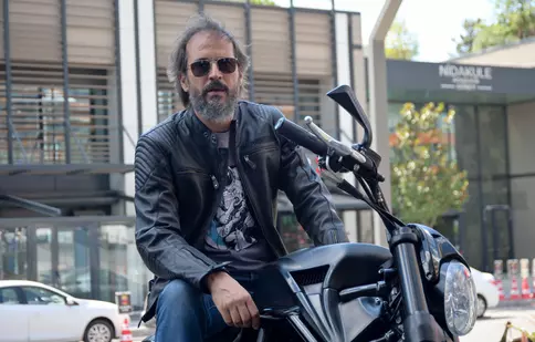 Timuçin Esen: de la clovn pentru copii la star al teatrului și muzicii. Cine este actorul din „Pe mâini bune”