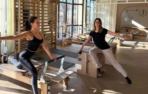 Amalia Enache, imagini inedite de la ora de pilates! Ce este „mucenic exercise”, mișcarea specială pe care a învățat-o alături de Iulia Pârlea