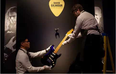 David Gilmour, record absolut în istoria muzicii! Suma amețitoare cu care s-a vândut „Black Strat”, chitara sa legendară