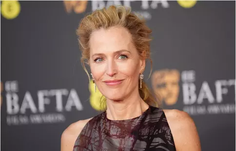 Cum arată acum Gillian Anderson. La 57 de ani, actrița a oprit timpul în loc pe podiumul Miu Miu! Detaliul de la Paris care i-a lăsat pe toți fără cuvinte