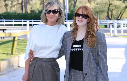 Cum arată Helen Hunt la 62 de ani. Actrița, apariție rară alături de fiica sa, Makena Lei, la Paris