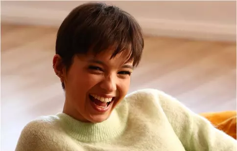 Karina Jianu, de la filmările „Ana, mi-ai fost scrisă în ADN”, direct în bucătăria mamei! Ce conține pachetul primit de la Botoșani
