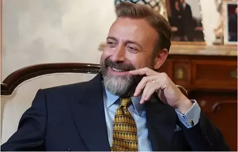 Halit Ergenç, transformare extremă pentru „Căderea Regelui”! Actorul stă două ore la machiaj în fiecare zi