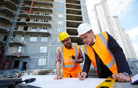 Standarde de Siguranță în Construcții și Industrie: Ghidul Echipamentelor de Protecție