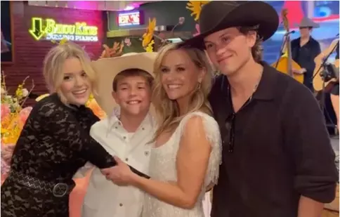 Reese Witherspoon, fabuloasă la 50 de ani! Rochia sclipitoare cu care a fost „regina balului”