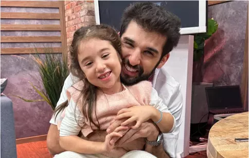 Richard Abou Zaki, tătic model în parc! Imagini rare cu fiica sa, Carlotta, vorbind limba română. Ce i-a răspuns juratului când i-a spus „Te iubesc”. VIDEO