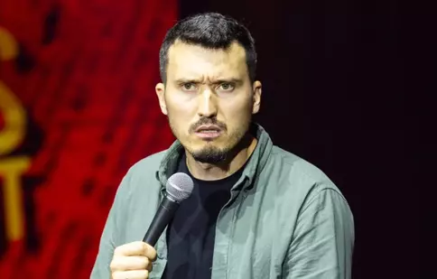 Exclusiv. Serghei, despre noua emisiune de la Digi24: „E o trecere destul de abruptă de la scenă la TV”. Dezvăluirile comediantului înainte de premiera „Scos din sărite”