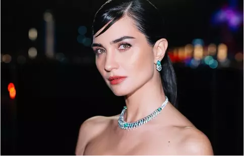 Tuba Büyüküstün, apariție șocantă în trailerul noului său film. Cum a fost surprinsă celebra actriță dansând la bară