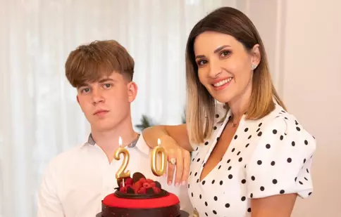 Ela Crăciun, mesaj plin de emoție pentru fiul ei care a împlinit 20 de ani: „Te iubesc enorm”. Ce întrebări o macină pe vedetă acum când Alex a crescut