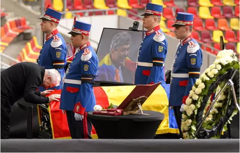 Primele imagini de la înmormântarea lui Mircea Lucescu. Ce nume grele din fotbal și politică participă la slujbă