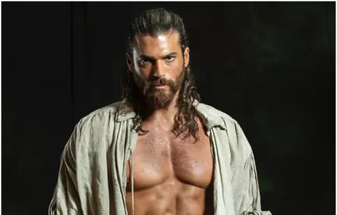 Noul „Sandokan” e aici! Can Yaman promite un „Tigru al Malaeziei” diferit de cel al lui Kabir Bedi: „Să nu-ți pierzi abilitatea de a zâmbi”