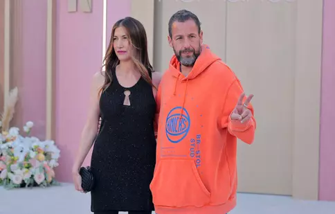 Adam Sandler, criticat dur după apariția de la premiera soției sale! Cum s-a putut îmbrăca lângă partenera lui elegantă: „Penibil”
