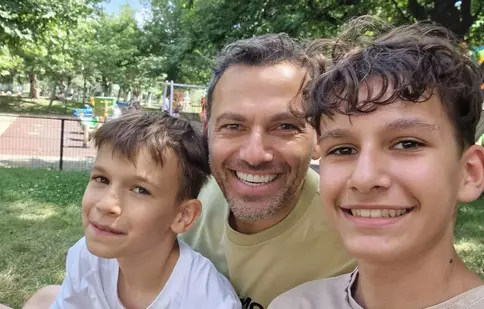 Chef Ștefan Popescu, vacanță atipică pe Litoral! Cum au ajuns copiii juratului de la „Chefi la cuțite” să mănânce pe trotuar