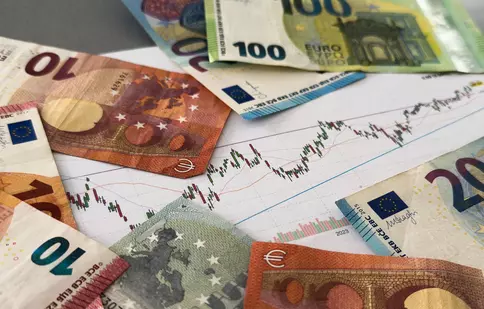Imobiliare.ro Finance: Ce consecințe are creșterea cursului valutar asupra creditelor: locuințe mai scumpe, mai mulți bani aduși de acasă și rate mai mari 