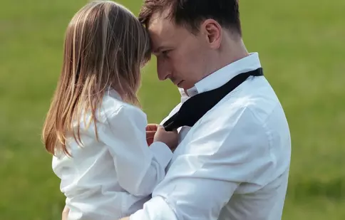 Imagini adorabile cu The Motans și fiica lui! Denis Roabeș, filmat alături de micuța Mia în noul videoclip „La Galop”