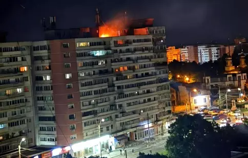 Dronă rusească prăbușită pe un bloc din Galați: Două persoane au fost rănite, 70 de oameni evacuați. Ce au declarat Nicușor Dan și Ile Bolojan