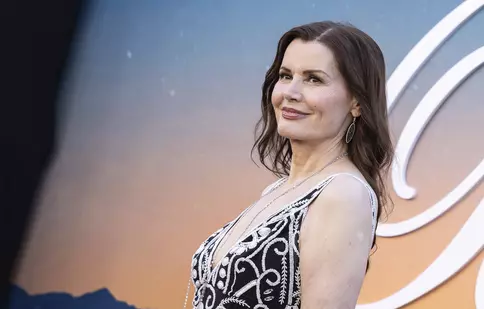 Geena Davis, apariție incendiară la 70 de ani! A făcut furori într-o rochie mini la premiera „The Boroughs”