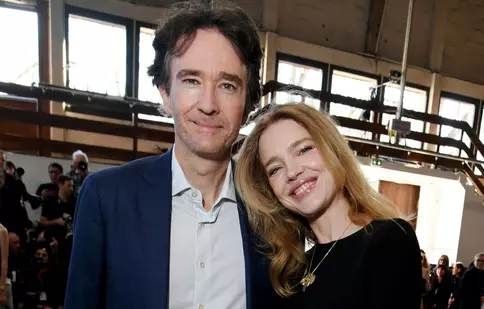 Natalia Vodianova este însărcinată pentru a șasea oară! Supermodelul a dat vestea pe coperta Vogue France. Pictorialul i-a cucerit pe fani