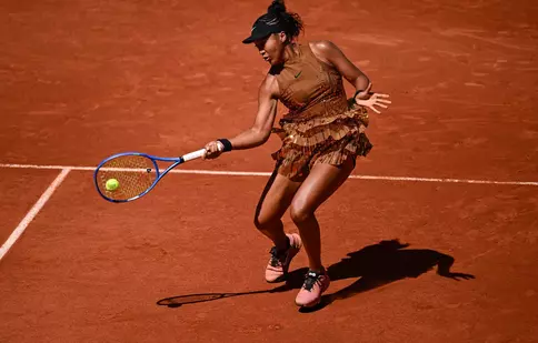 Spectacol total la Paris: Naomi Osaka a intrat pe teren în corset haute couture și a continuat meciul într-un echipament cu paiete aurii