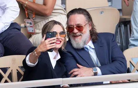 FOTO | Russell Crowe, surprins în momente de maximă tandrețe la Roland-Garros! Detaliul care a atras atenția fotografilor