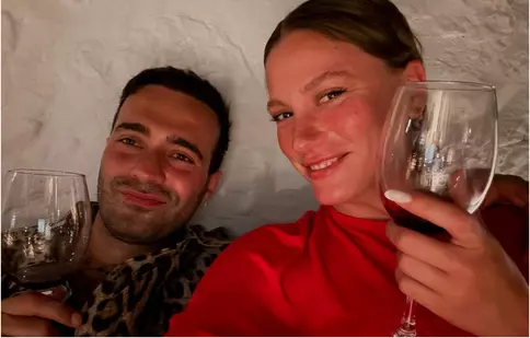 Serenay Sarıkaya și Mert Demir, dans romantic sub privirile tuturor! Gesturile cu care artistul își răsfață partenera în fiecare dimineață