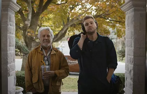 Thrillerul „Tuner” cu Leo Woodall și Dustin Hoffman ajunge în cinema. Totul despre filmul unde un acordor de piane devine spărgător de seifuri