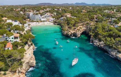 Relaxare pe litoralul iberic: De ce aleg călătorii moderni pachetele complete pentru vacanța de vară