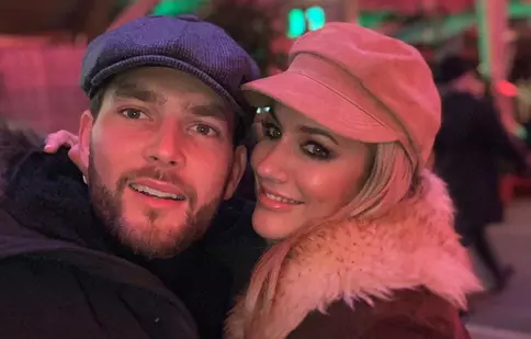 Tragedie fără margini pentru familia fostei prezentatoare „Love Island”. Fratele Carolinei Flack a murit la șase ani după decesul vedetei