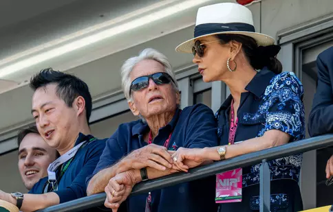 Catherine Zeta-Jones și Michael Douglas au atras toate privirile la Marele Premiu de la Monaco. Gesturile care demonstrează că se iubesc ca în prima zi