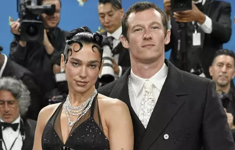 Dua Lipa și Callum Turner, nuntă faraonică într-un fost adăpost al Mafiei! De ce au ieșit oamenii în stradă să protesteze