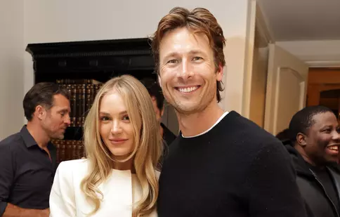 Glen Powell și Michelle Randolph, surprinși sărutându-se. Gesturile care au alimentat zvonurile despre relația lor