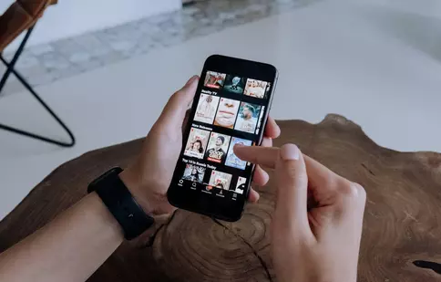 Să te uiți la Netflix la televizor sau pe telefonul mobil? Ce este, de fapt, mai bine?