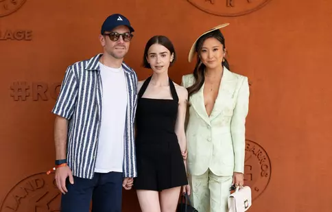 Lily Collins, lecție de eleganță la Roland Garros 2026: Look-ul inspirat de Audrey Hepburn cu care a cucerit Parisul