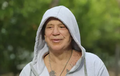 Mickey Rourke, de nerecunoscut. Actorul a ajuns să locuiască într-un hotel, doar cu câinii săi. Imaginile care i-au întristat fanii