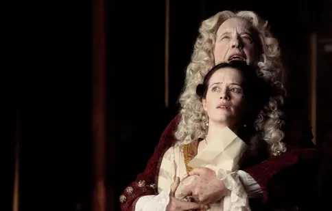 Filmul care radiografiază excesele și decadența bogaților vine pe ecrane pe 3 iulie. Claire Foy și Richard E. Grant, duet de zile mari