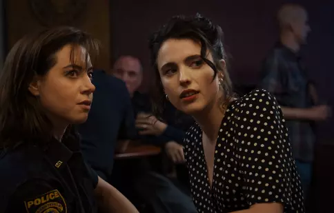 Chris Evans și Margaret Qualley, într-un film cu crimă și umor negru. „Honey Don’t!” ajunge pe SkyShowtime