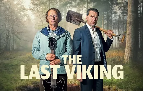 Mads Mikkelsen aduce pe 26 iunie o comedie complet nebunească: a ascuns milioane furate, dar acum se crede John Lennon!