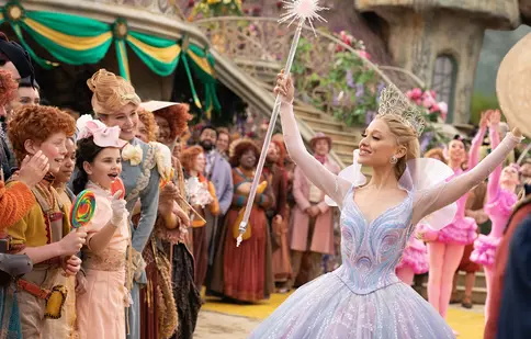 „Vrăjitoarele: Partea a II-a” ajunge pe SkyShowtime. Ariana Grande și Cynthia Erivo revin în povestea magică din Oz