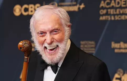 Dick Van Dyke, apariție rară la 100 de ani. Legendarul actor, surprins alături de soția sa, Arlene Silver