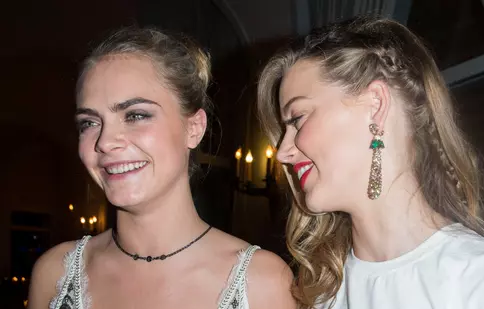 Zvonul de acum 10 ani a fost confirmat! Cara Delevingne recunoaște relația amoroasă cu Amber Heard: „Johnny Depp era înnebunit de gelozie”
