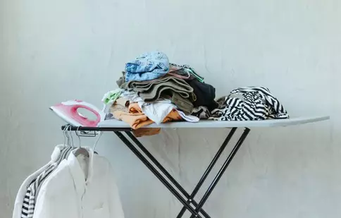 Secretul din spatele hainelor neșifonate: ce schimbă cu adevărat experiența călcatului acasă
