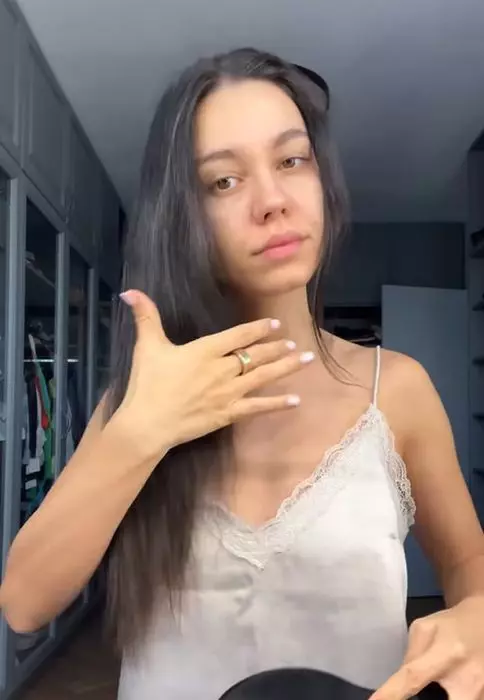 mira-fara-machiaj