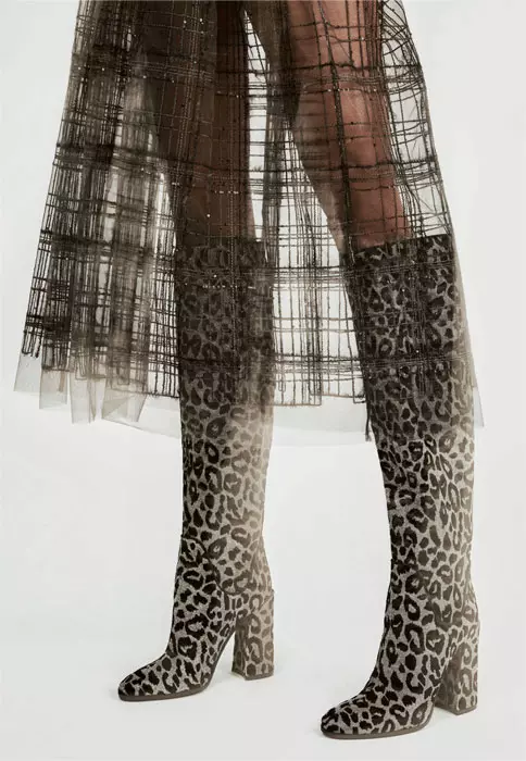 Fustă din tul cu aplicații din monile, Brunello Cucinello, 8.450 lei, și cizme cu aplicații din cristale, Dol-ce&Gabbana, 4.250 lei.