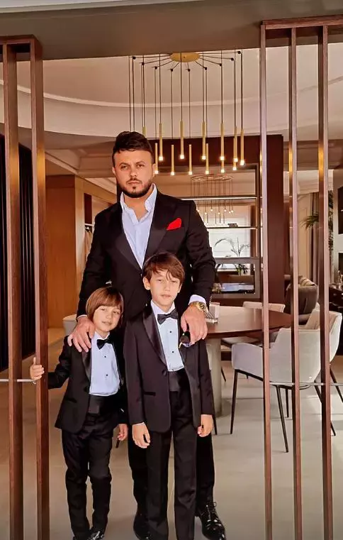 Badalau a fost insotit de baietii lui