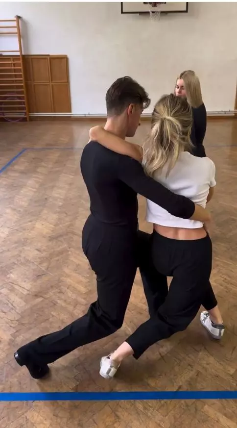 Roxana Hulpe în sala de dans (4)