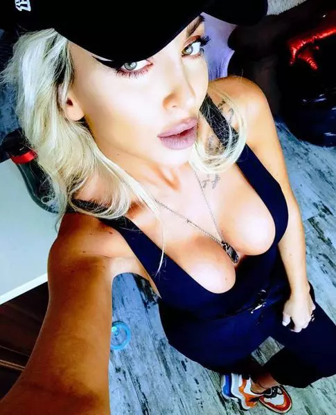 Ela-noua-iubită-a-lui-Victor-Slav-1